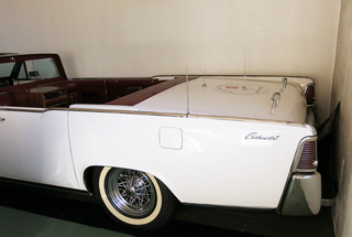 Illustration for article titled Create Your Own Motorcade with this Presidential Limo and Parade Car